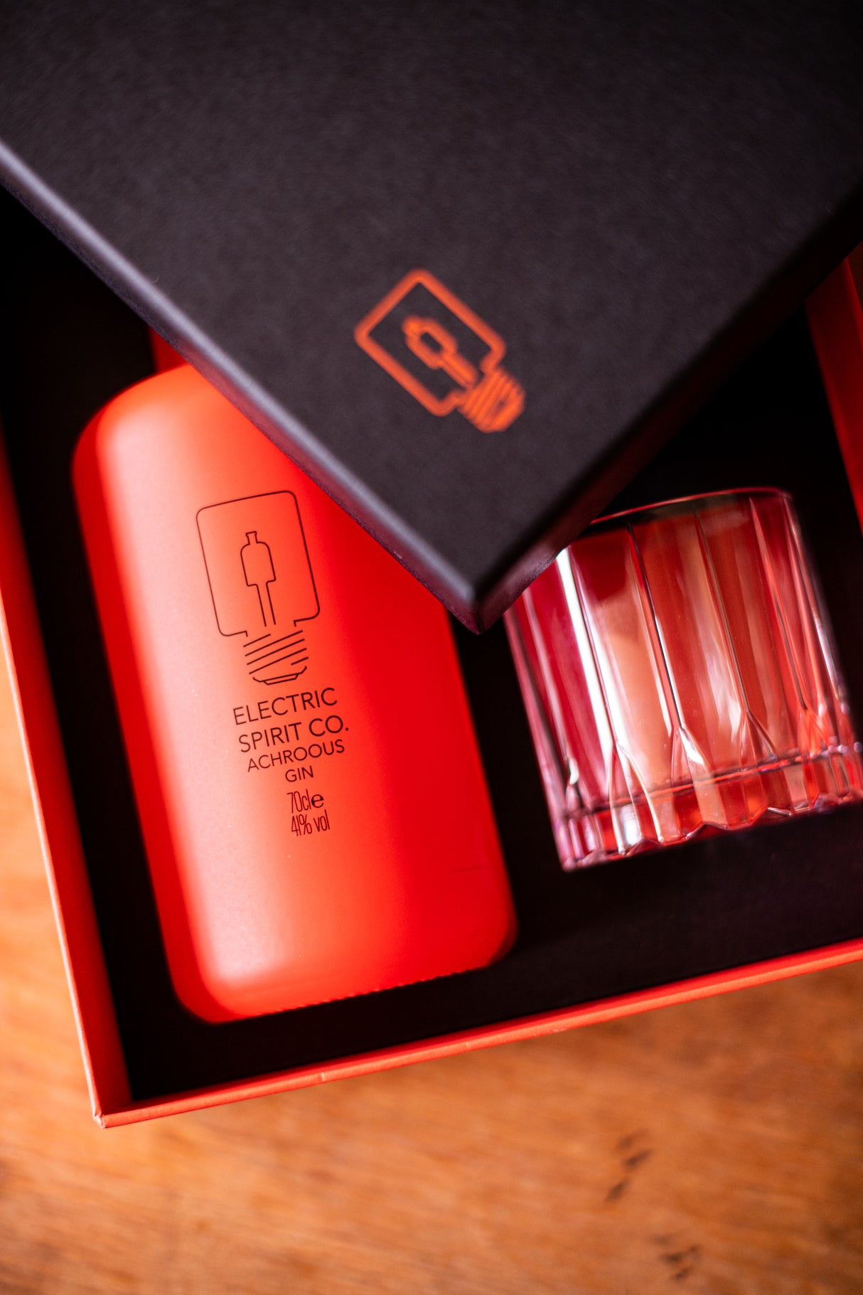 Electric Spirit Co Achroous Gin 41% gift set (700ml bottle + 2 Riedel crystal glasses)-Hop Burns & Black