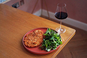 Wine & Food Killers: Chicken Schnitzel with Spring Salad and United Cellars of Tekov Kind of Glou 2021